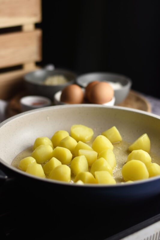 Előkészületben a petrezselymes parázsburgonya