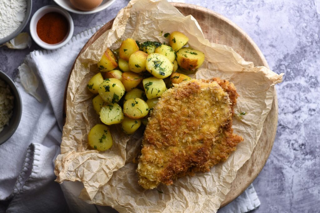 Rántott hús petrezselymes parázsburgonyával