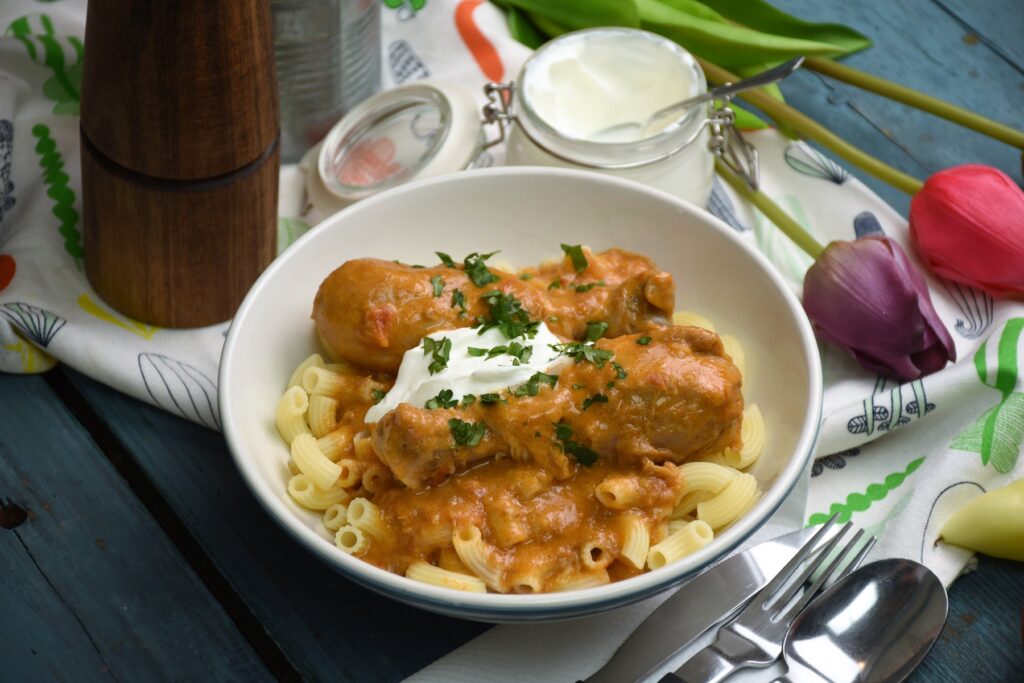 Tejfölös csirkepaprikás szarvacskatésztával 