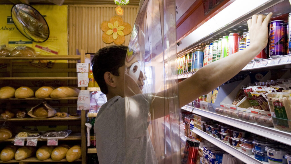 Energiaitalt vásárol egy kamasz