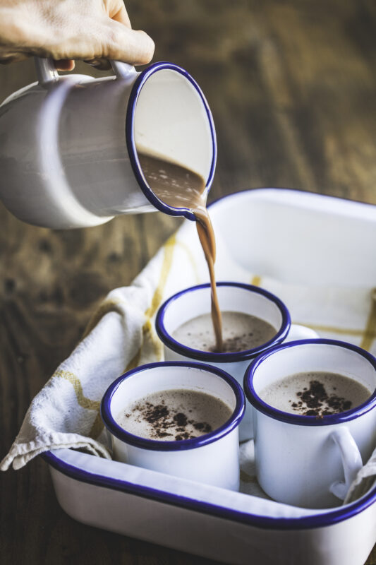 Forró csoki adagolása csészékbe