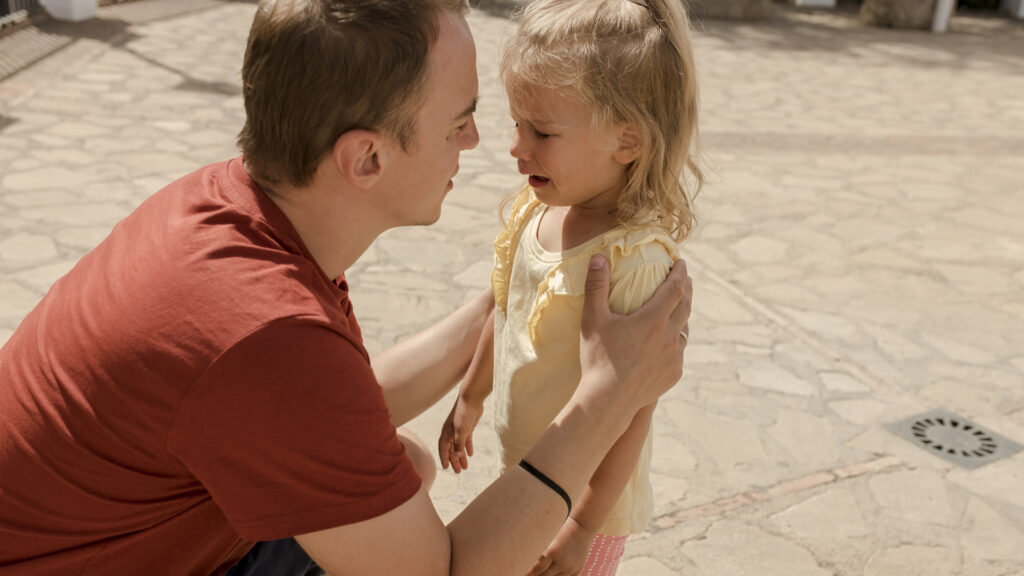 Kislánynak tart fejmosást egy apuka