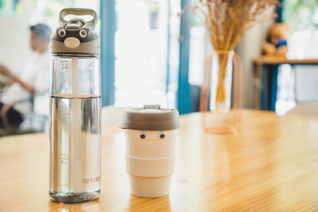 Kulacs és sokszor használatos kávés pohár