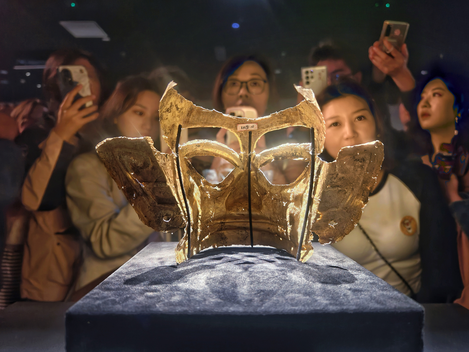 Xiujian Zhou: Egymásra nézve