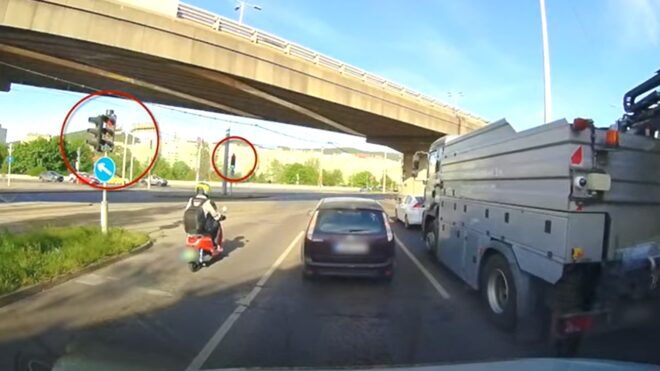 Életveszély: teli piroson suhant át egy villamos Óbudán