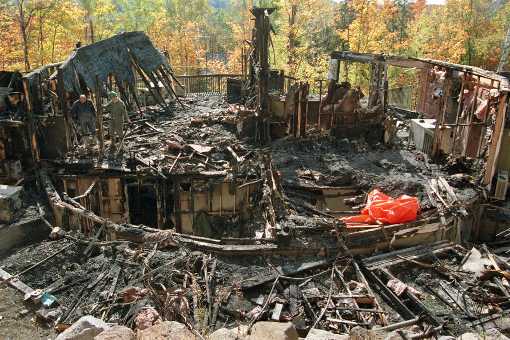 Leégett ház a holttestekkel