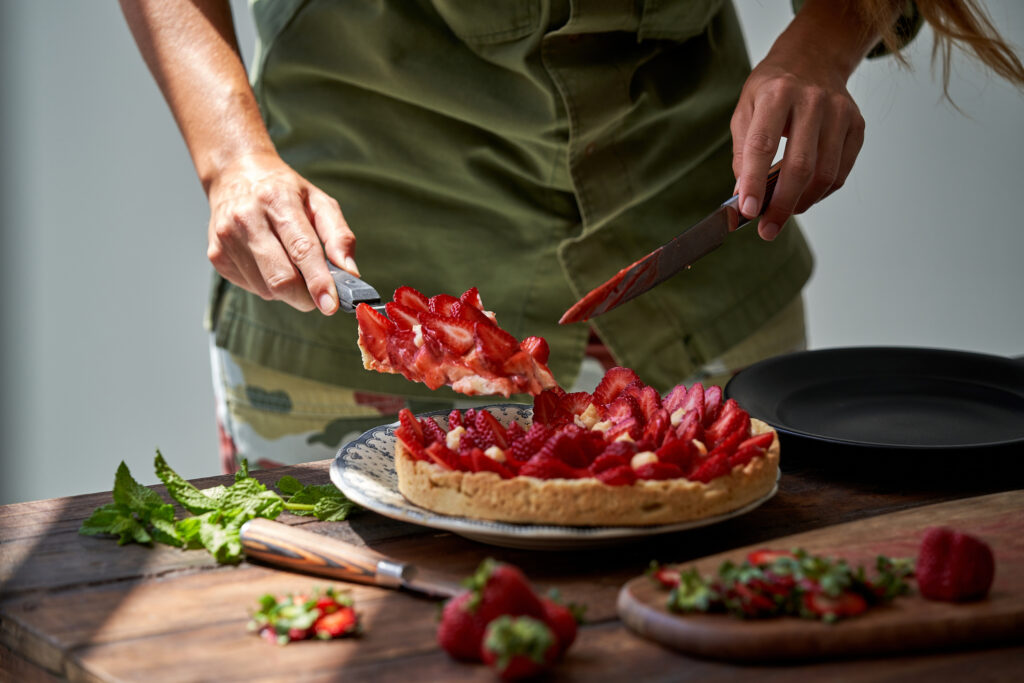 Rusztikus stílusú pite sok friss eperrel