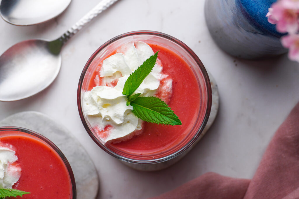 Villámgyors gyümölcsös eperkrémleves főzés nélkül