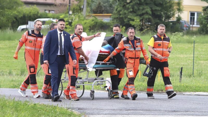 A merényletben súlyosan megsérült Robert Ficót életveszélyes állapotban szállították a besztercebányai kórházba - Fotó: MTI/AP/TASR Slovakia/Jan Kroslák