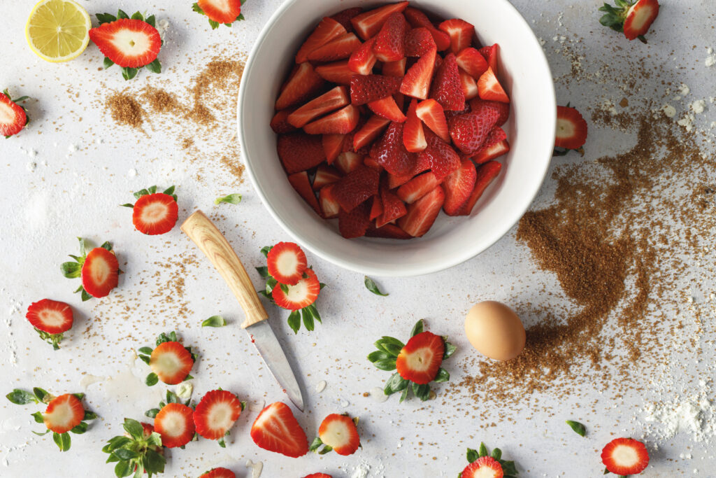 Egy tál kicsumázott, feldarabolt friss eper