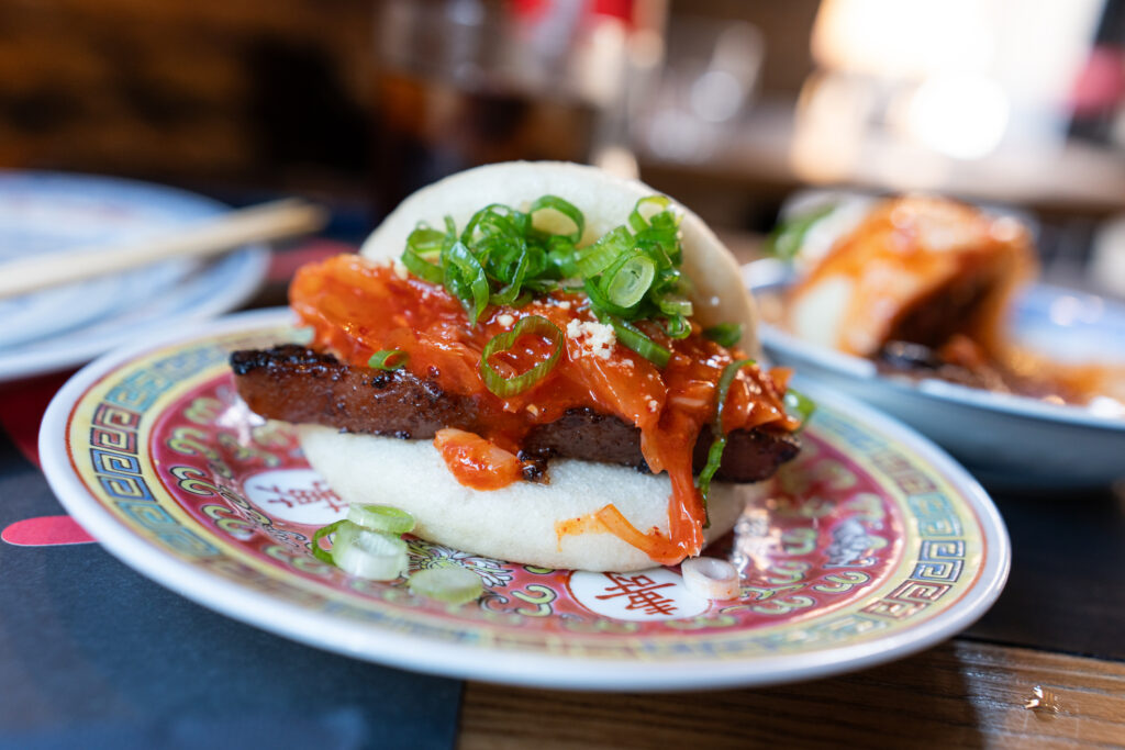 Street food tradicionális ázsiai kerámiatányéron: marhahúsos bao ban 