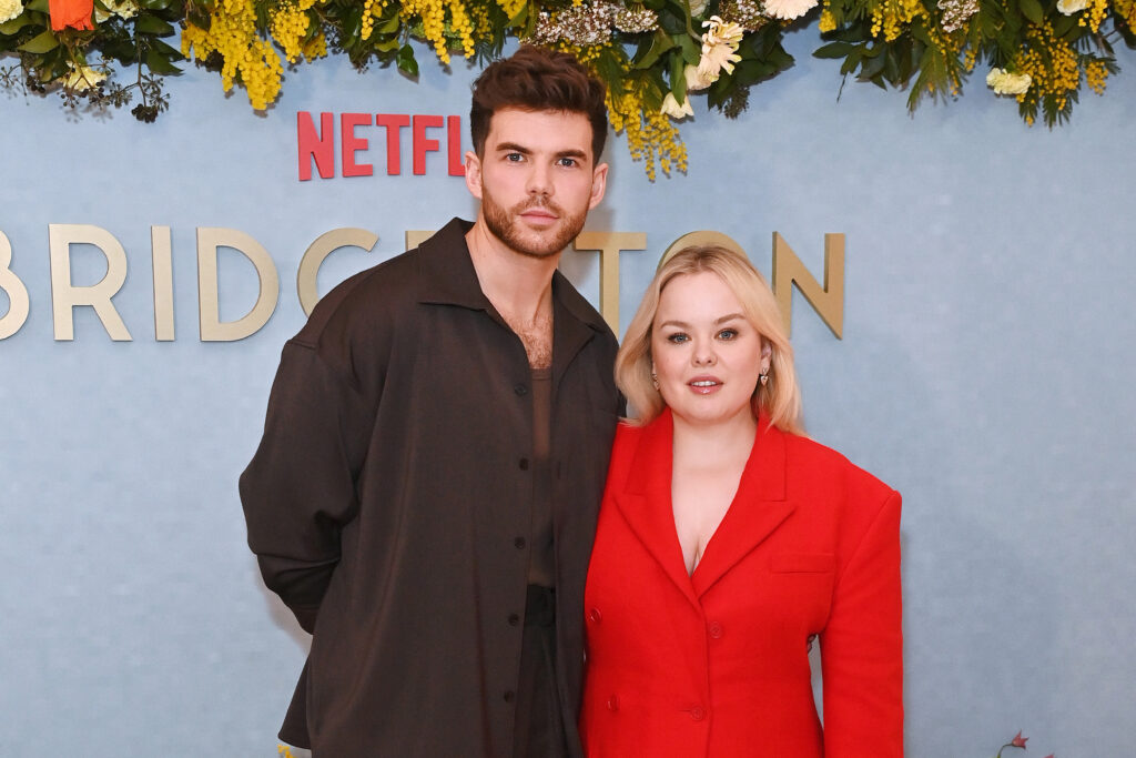 Luke Newton és Nicola Coughlan (Fotó: Alan Chapman/Dave Benett/Getty Images)