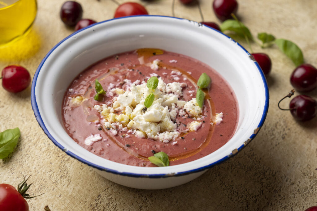 Hűsítő cseresznyés gazpacho morzsolt fetával 