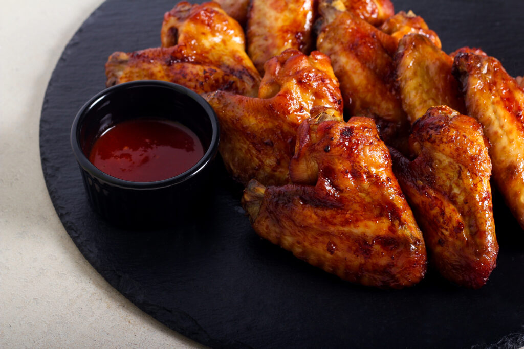 Ragacsos-csípős csirkeszárnyak