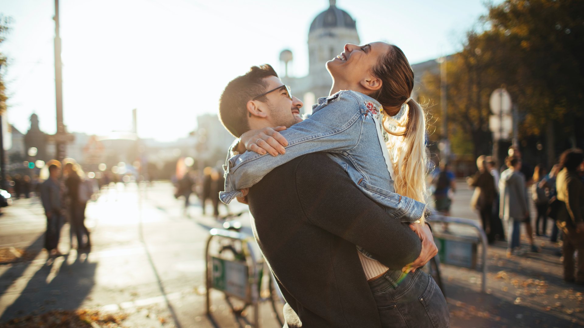 Egy pár megöleli egymást a városban