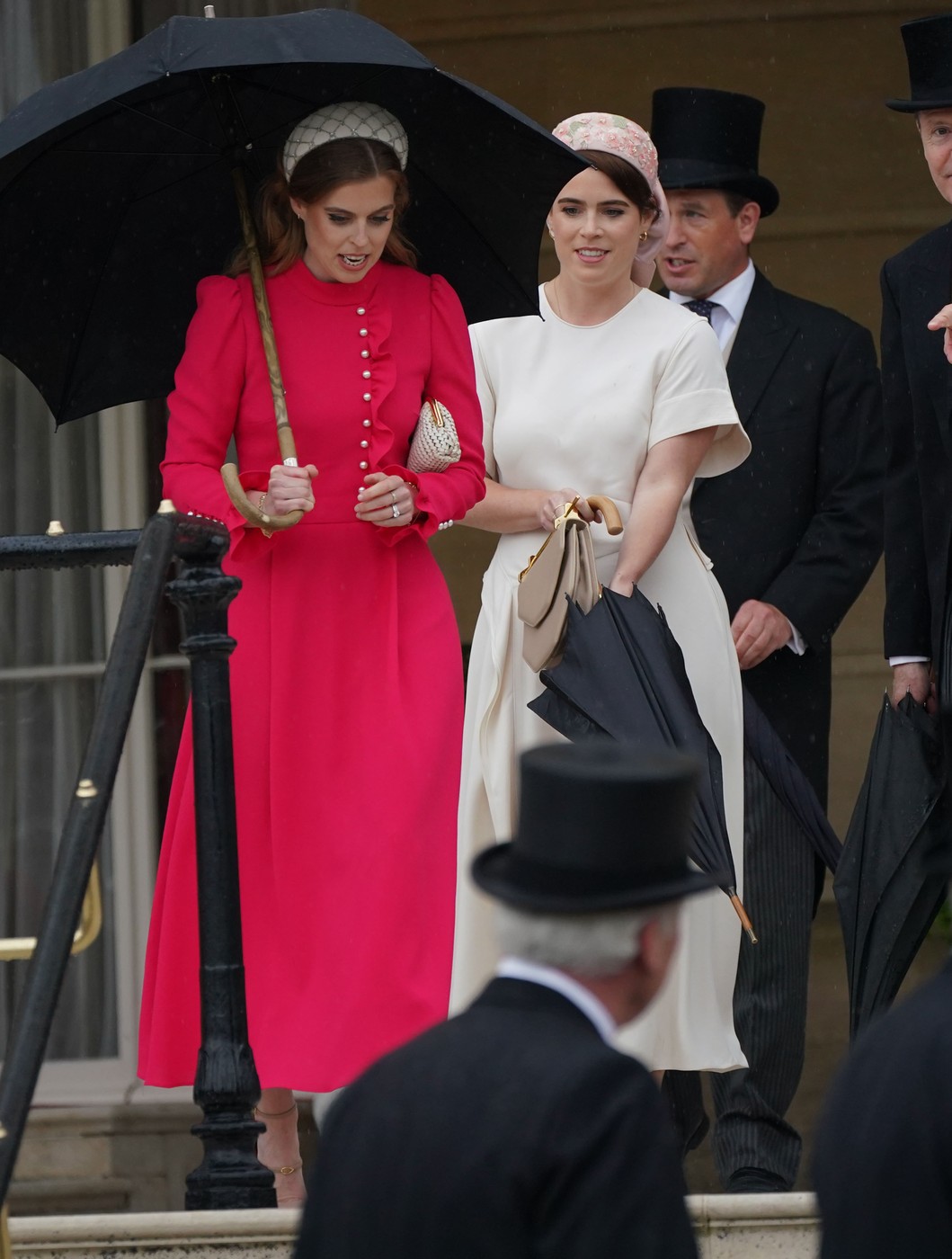Eugénia hercegnő (Fehérben) és Beatrix hercegnő (pirosban)