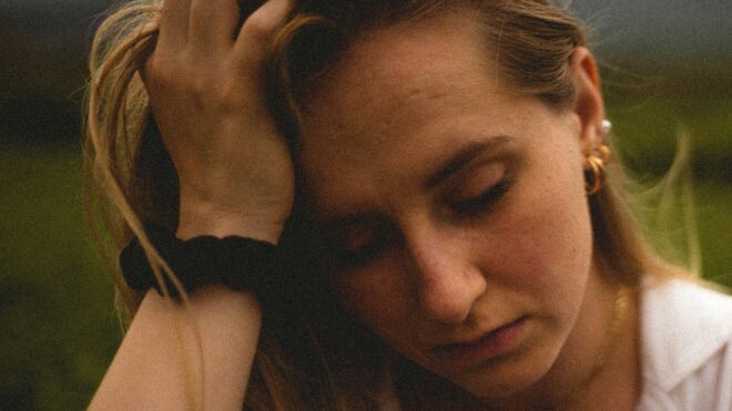 Egy szomorú nő a fejét fogja