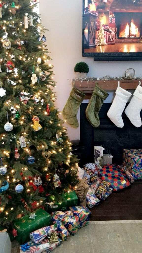 Ha jobban megfigyeljük a képet látjuk, hogy a jobb oldali zokni tulajdonosa Vanda volt. Őt sem hagyták ki az ünneplésekből.