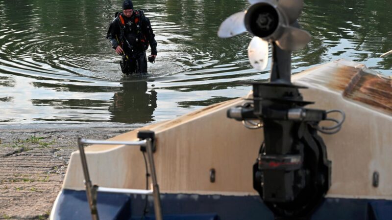 Tűzoltóbúvár egy balesetet szenvedett hajó roncsánál az újpesti hadikikötőben - Fotó: MTI/Lakatos Péter