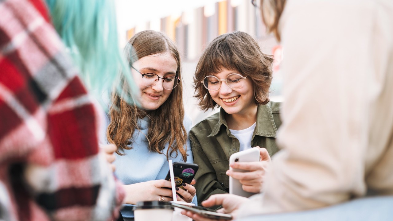 Napi horoszkóp 2024. 06. 15.: Beszélgetős szombat