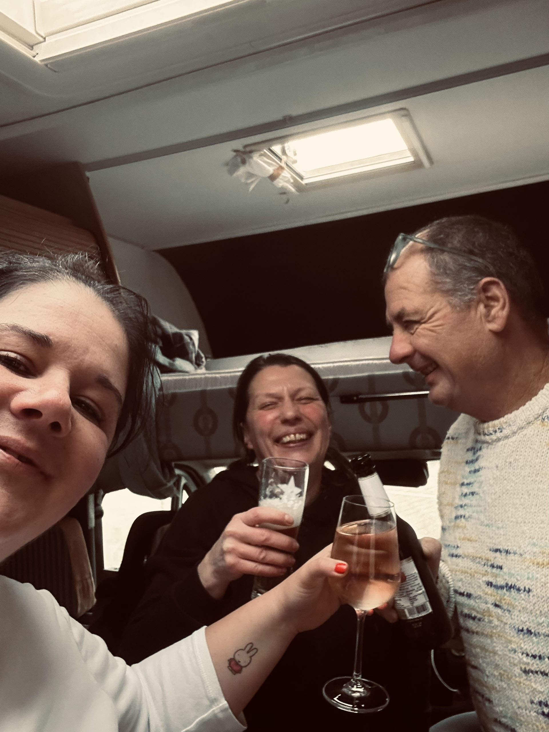 Egy régi jóbaráttal Hajnival, első koccintás a Bertaban