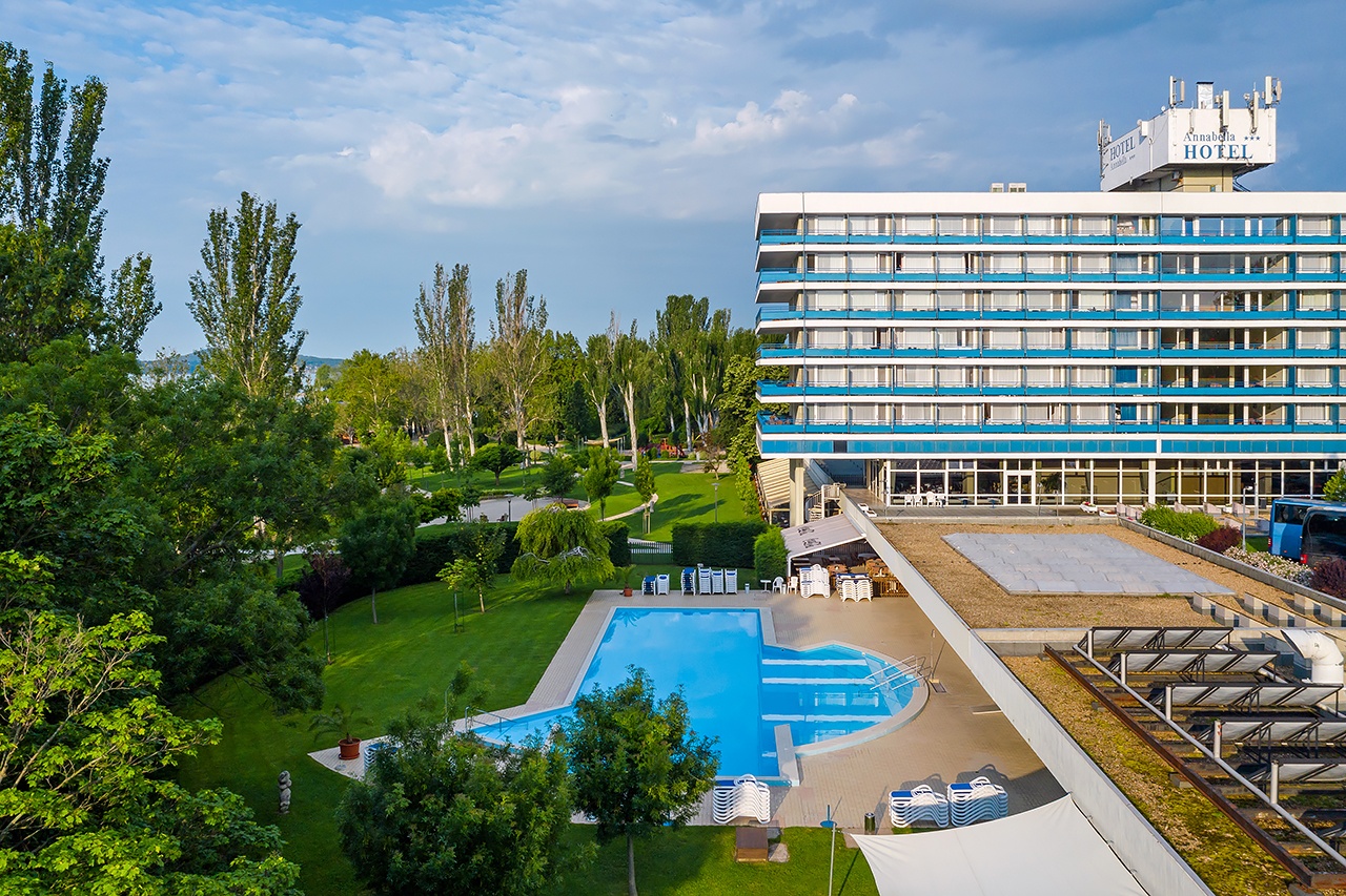 Kültéri medence balatonfüredi Danubius Hotel Annabellában