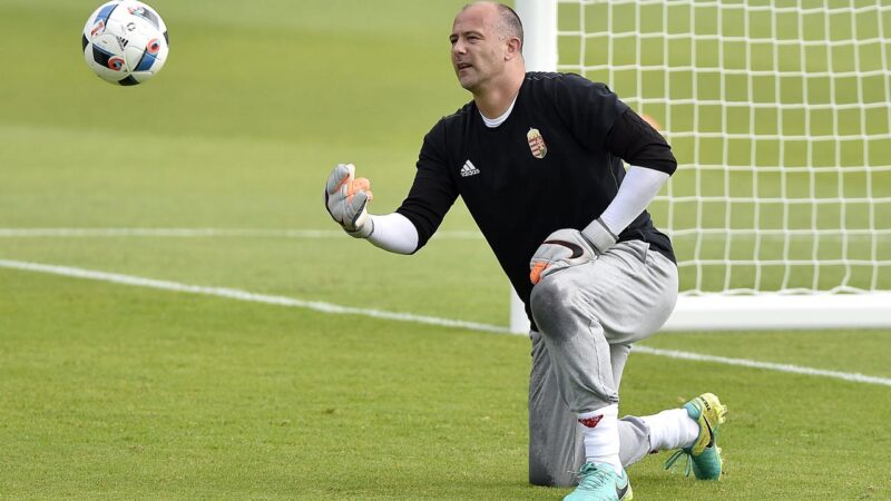 Király Gábor franciaországi labdarúgó Európa-bajnokságon szereplő magyar válogatott edzésén Lyonban 2016. június 21-én -MTI Fotó: Illyés Tibor