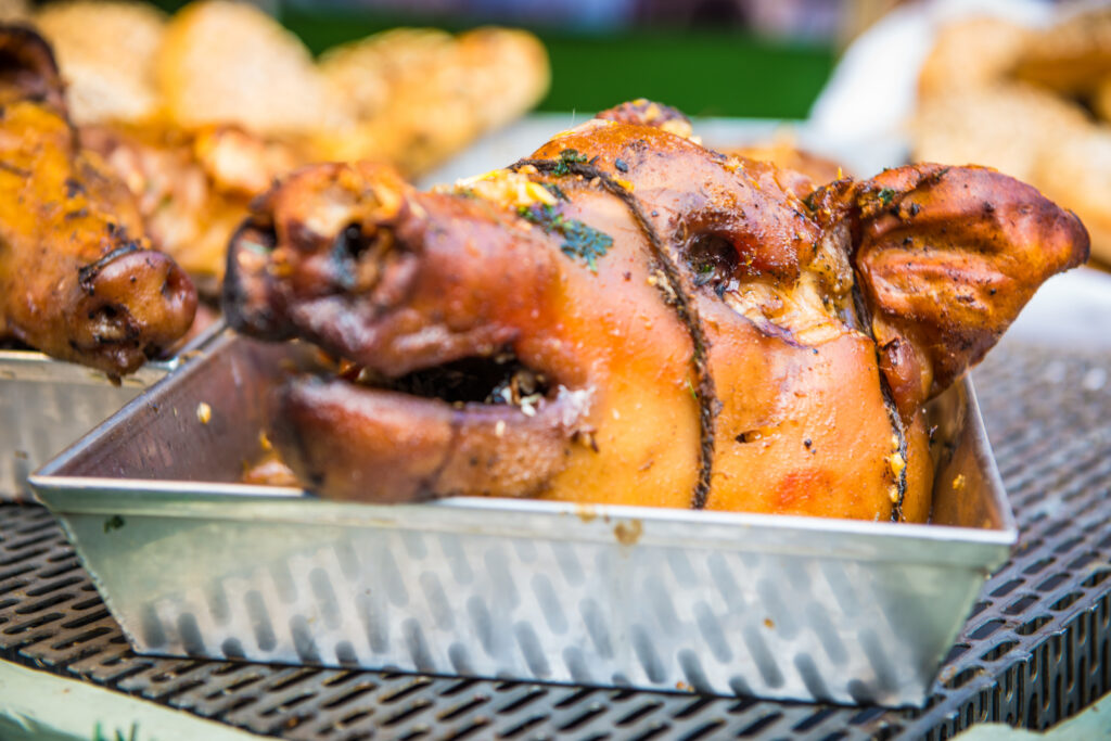 Egyben sült, perzselt sertésfej a Vörösmarty téri adventi vásáron, Budapesten