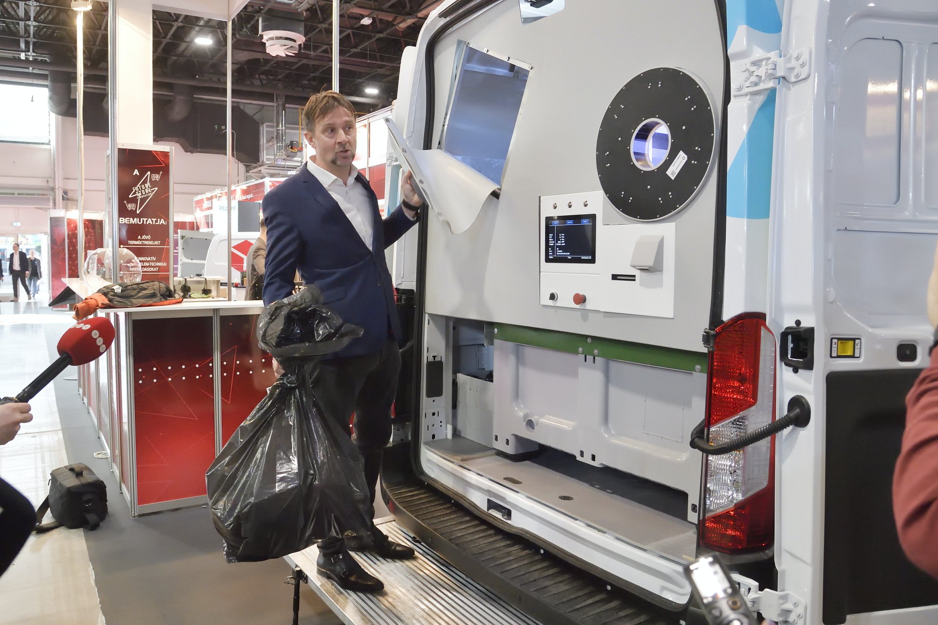 Duma László, a mobil automaták fejlesztését, gyártását és üzemeltetését végzõ magyar cég, a Returmatic Zrt. alapítója a Mol MOHU és a Returmatic magyar fejlesztésû italpalack-begyûjtõ autójának bemutatóján a Hungexpo A pavilonjában 2024. március 6-án