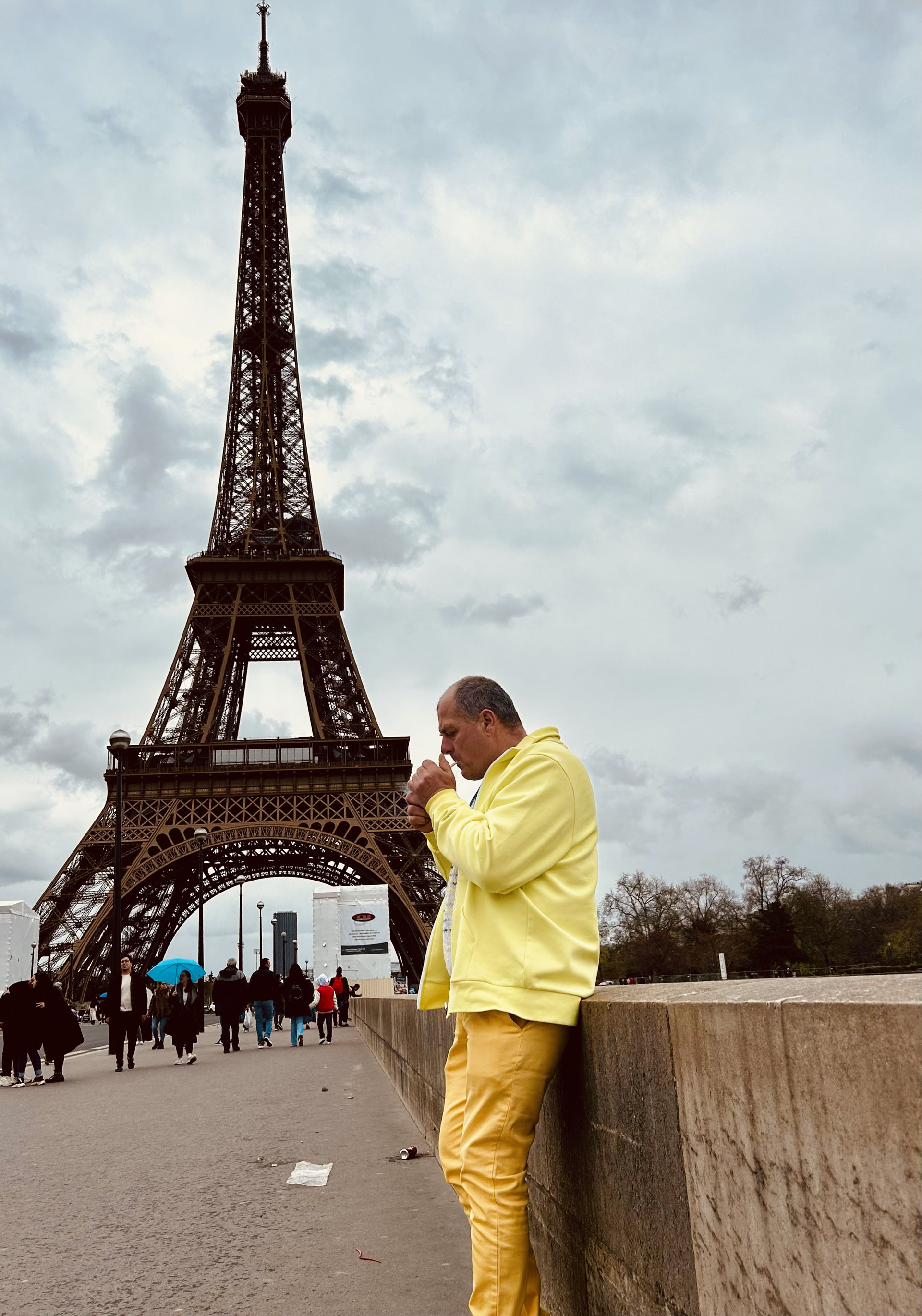 Laci az Eiffel-torony előtt, Párizsban