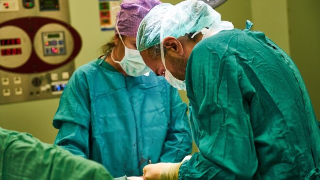 Holtan maradt a műtőben a plasztikai sebész neje: gyilkosság a vád