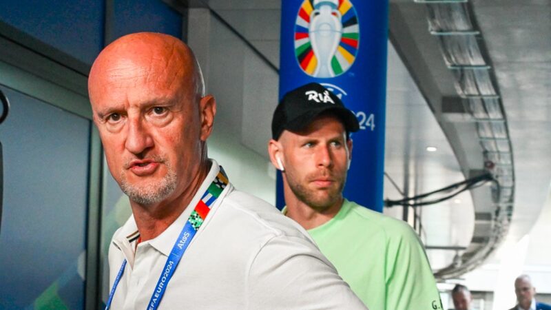 &nbsp;Marco Rossi és Gulácsi Péter kapus érkezik a csapat pályabejárására a stuttgarti MHP Arénában a házigazda német csapat elleni mérkőzés előtti napon, 2024. június 18-án - Fotó: MTI/Koszticsák Szilárd