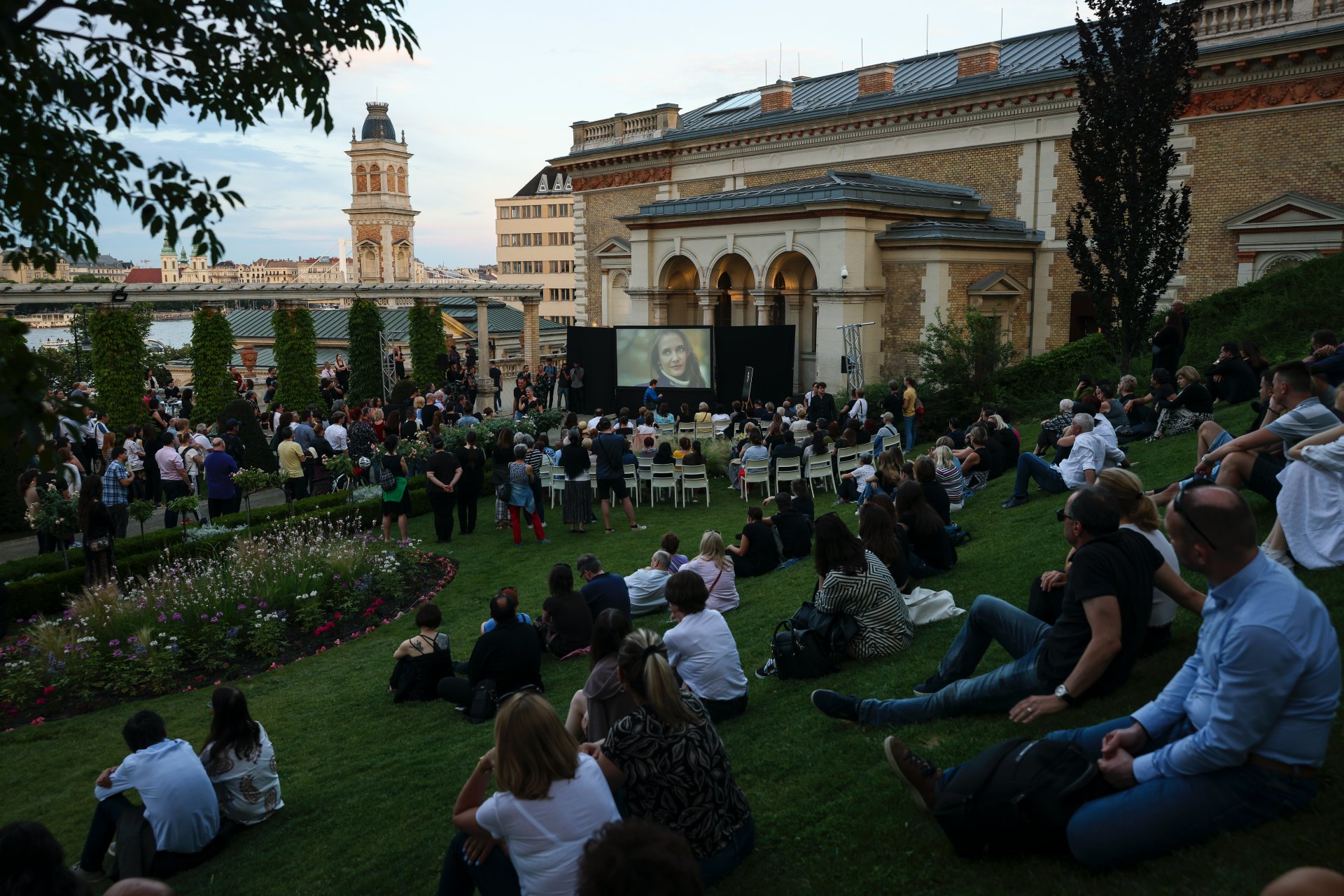 Gyertyagyújtással és virrasztással emlékeznek Tompos Kátya színészre, énekesre a Várkert Bazárnál 2024. június 7-én