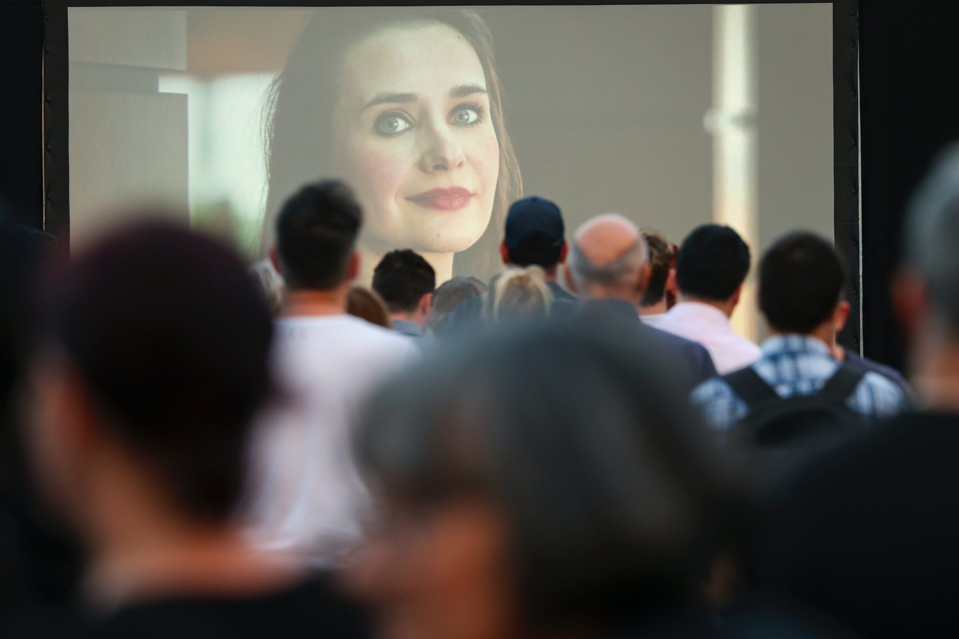 Gyertyagyújtással és virrasztással emlékeznek Tompos Kátya színészre, énekesre a Várkert Bazárnál 2024. június 7-én