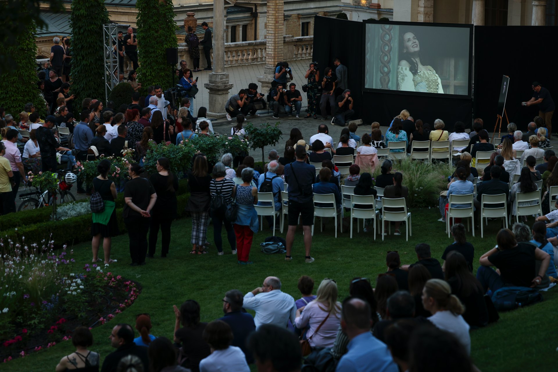 Gyertyagyújtással és virrasztással emlékeznek Tompos Kátya színészre, énekesre a Várkert Bazárnál 2024. június 7-én
