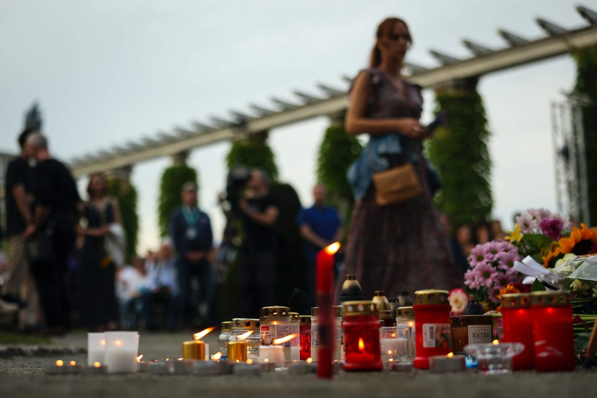 Gyertyagyújtással és virrasztással emlékeznek Tompos Kátya színészre, énekesre a Várkert Bazárnál 2024. június 7-én