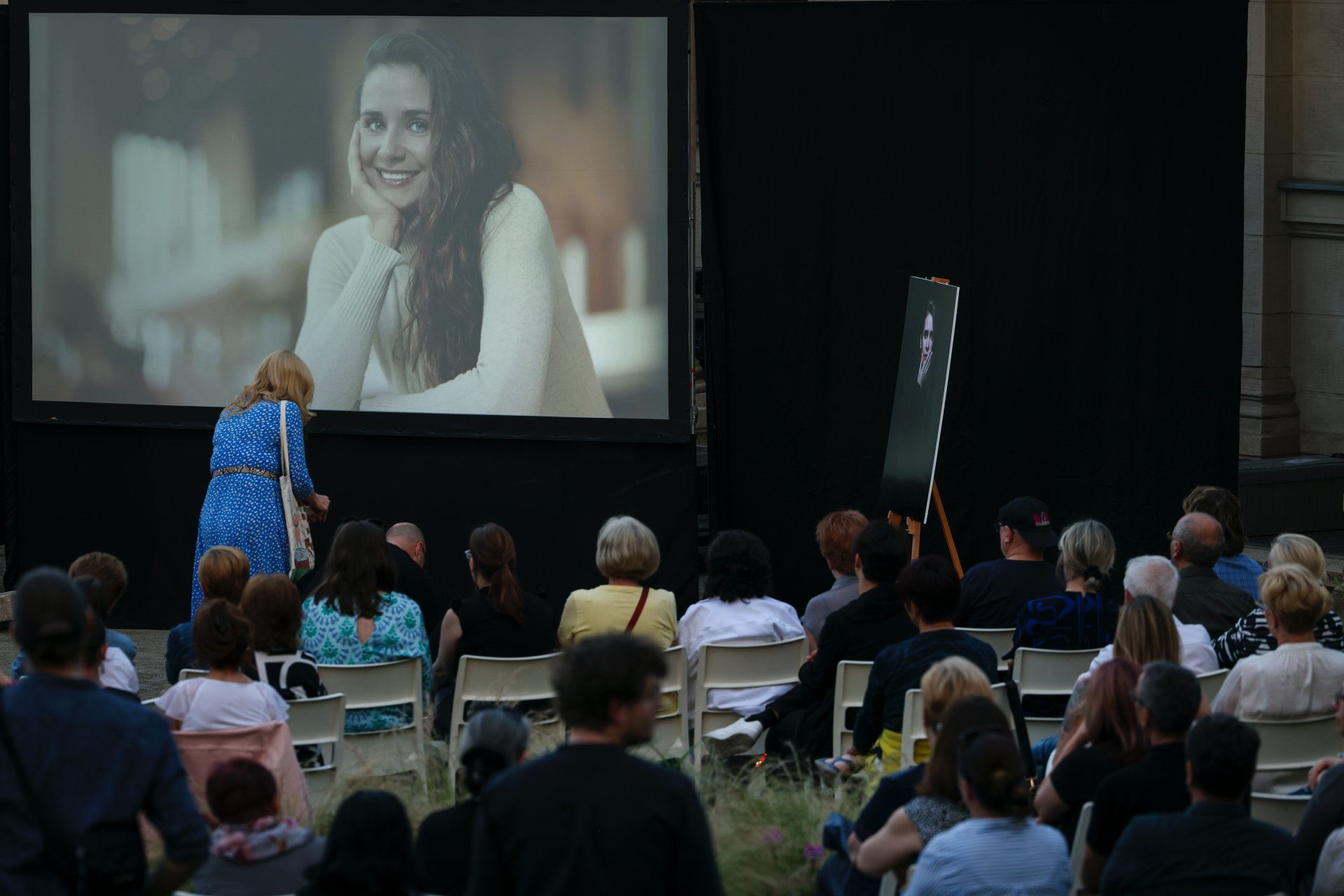 Gyertyagyújtással és virrasztással emlékeznek Tompos Kátya színészre, énekesre a Várkert Bazárnál 2024. június 7-én