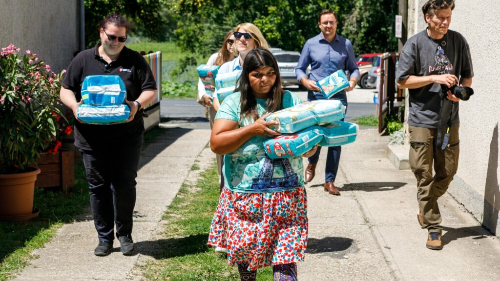 A felzárkózó településeken élő családokat segítette a Pampers