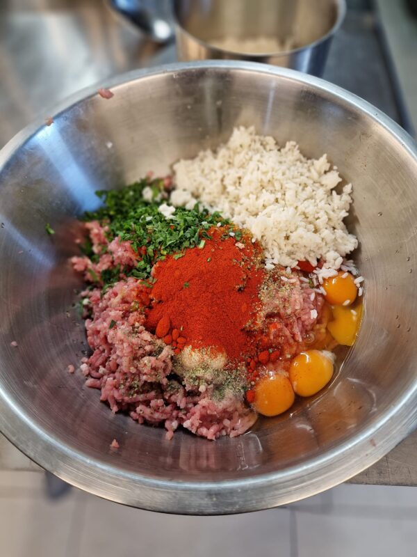 Készül a töltött paprika tölteléke