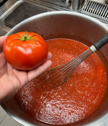 Készül a házi paradicsommártás. Töltött paprika nem a legegyszerűbb házi recept szerint 