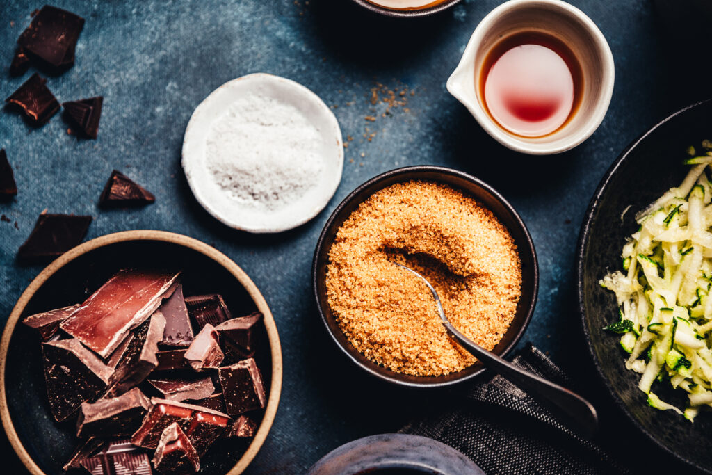 Cukkinis brownie hozzávalók: Darabolt étcsoki, só, barnacukor, vaníliakivonat, cukkini előkészítve