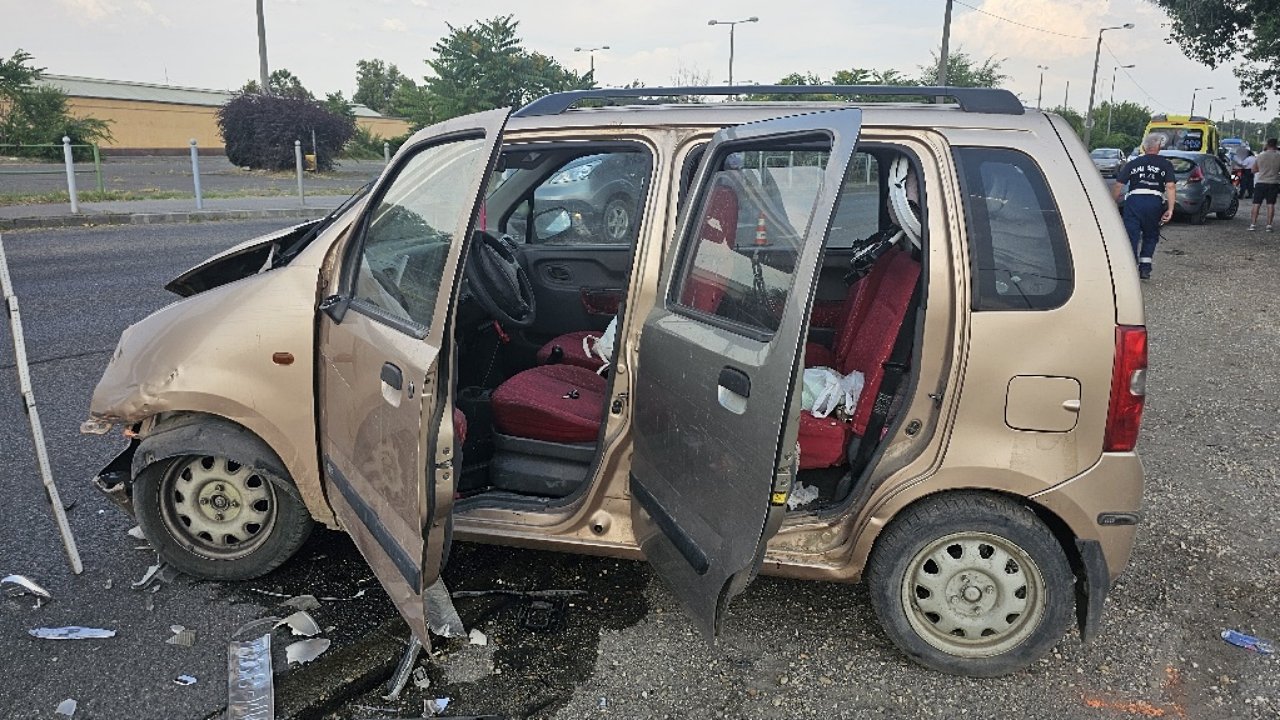 Összetört Suzuki, miután a rendőrök üldözték és ütközött