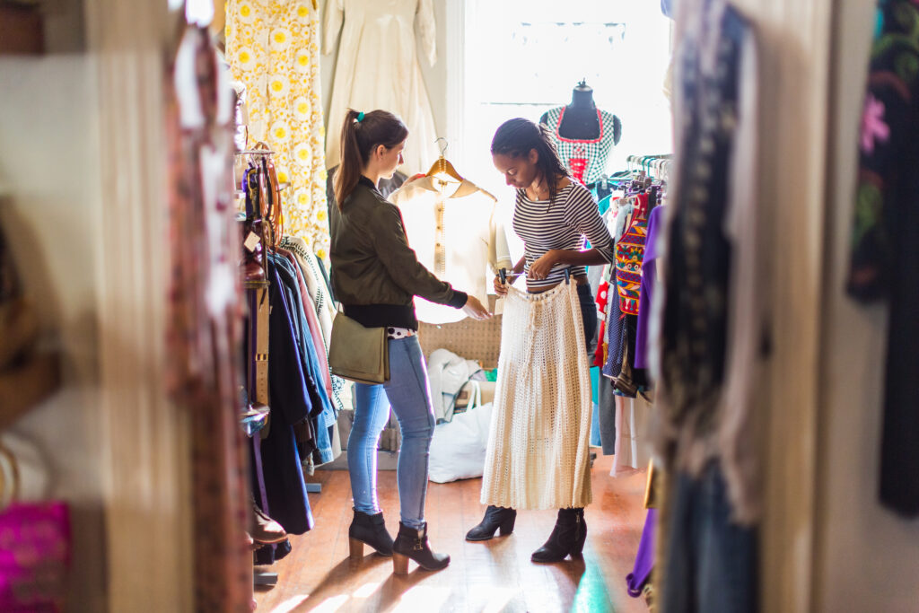 Lányok ruhát próbálnak