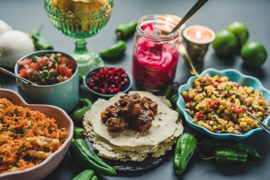 Tortilla sokféle feltéttel, köztük édes-savanyú lilahagymával