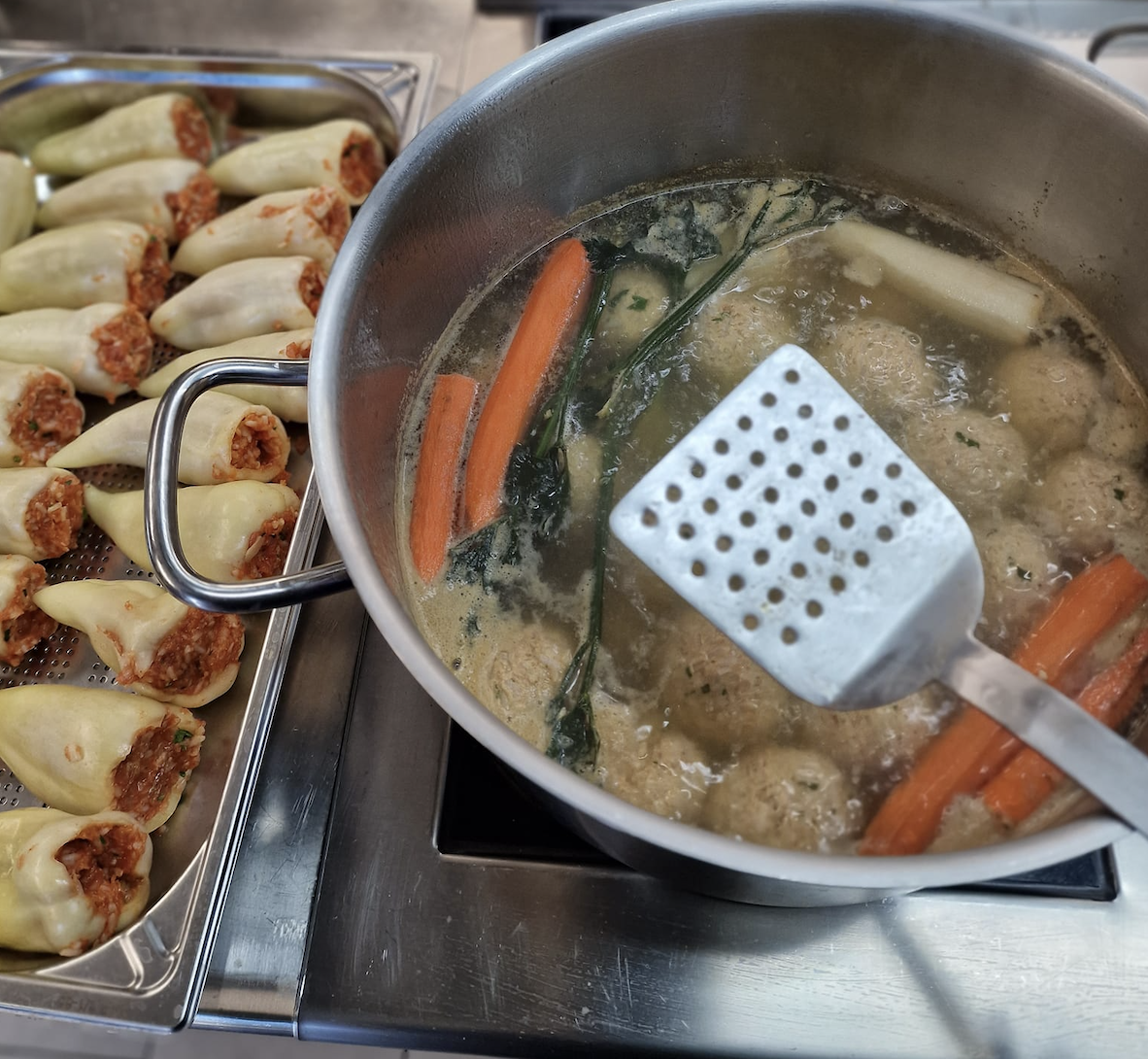 Töltött paprika sorakozó, a zöldségalaplében már a gombócok