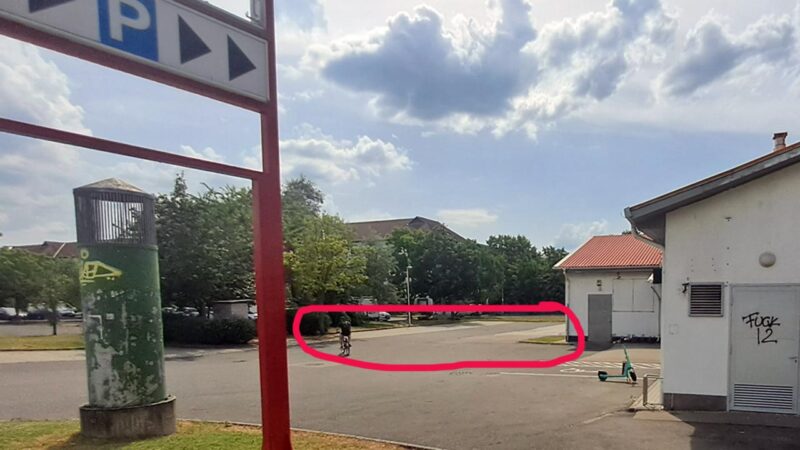 Csupán ekkora az üzlethez tartozó parkoló - Fotó: F.C. / nlc