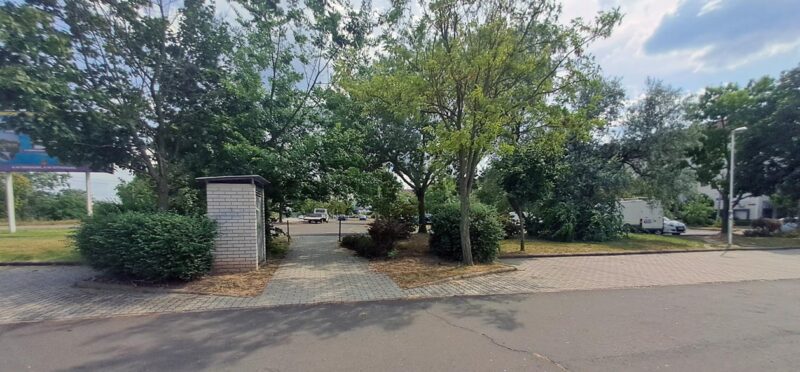 Az ex-Spar parkolójából ezen az egyetlen úton lehet átjutni a lakótelepi parkolóba, valamint fordítva - Fotó: F.C. / nlc