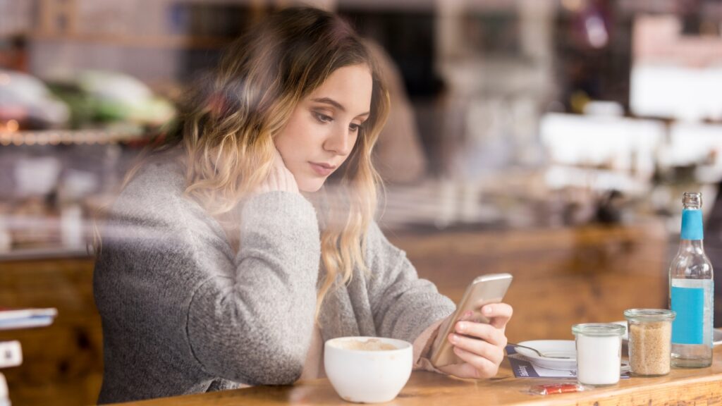 Egy randevú után mindenkiben ott az izgalom: vajon fogja keresni a másik? (Fotó: Getty Images)