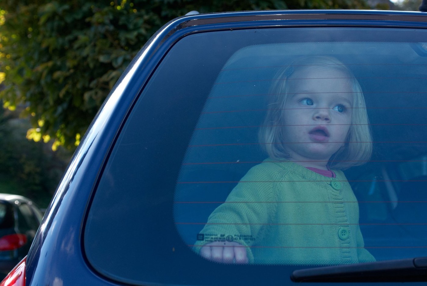 Kisgyerek az autóban