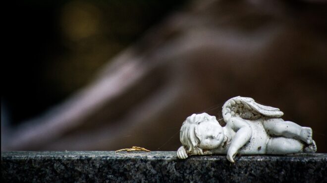 Két hónapos babát ölt meg egy rázuhanó szikla a tengerparton